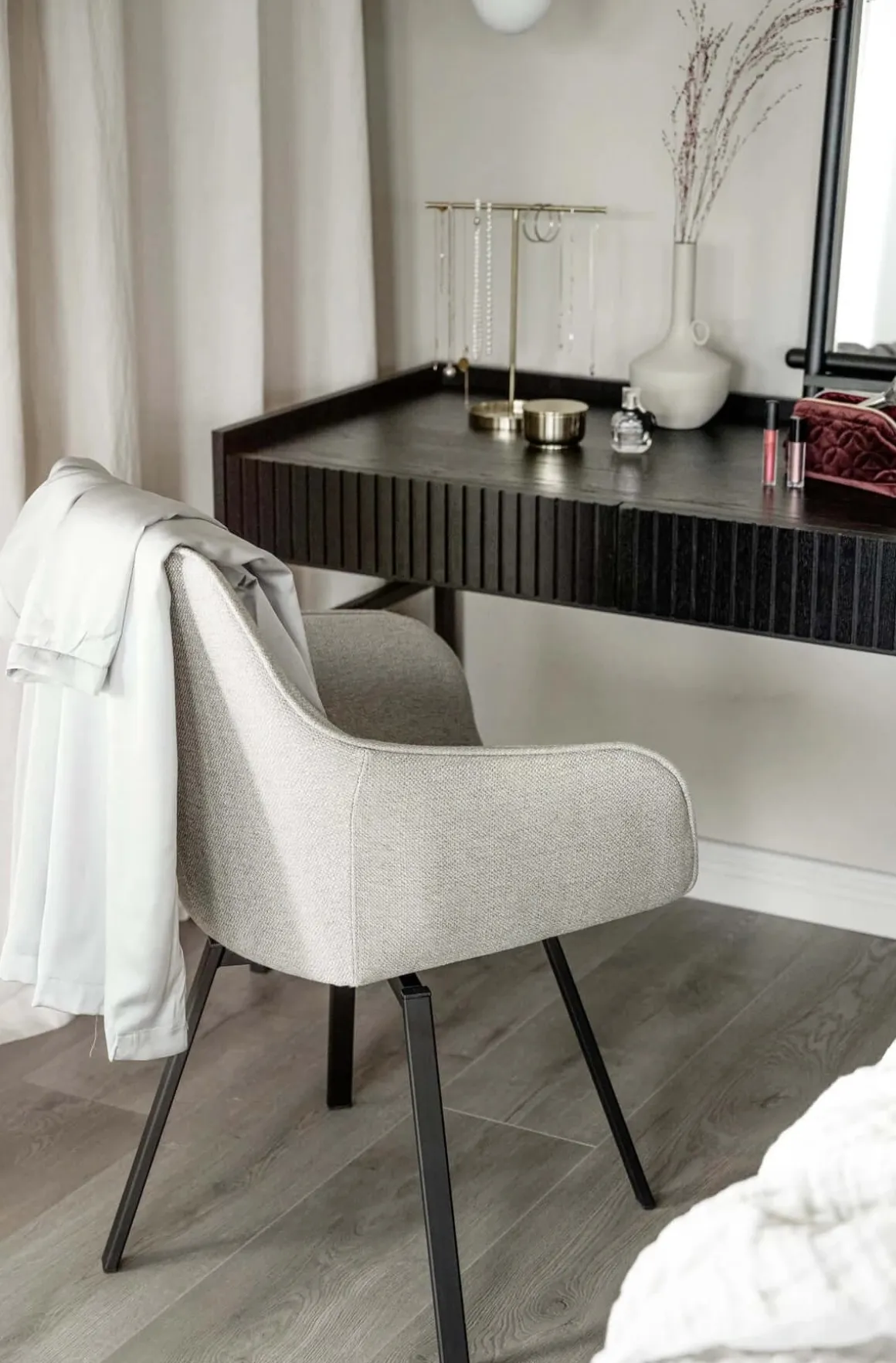 ALISON KARMSTOL BEIGE/SVART