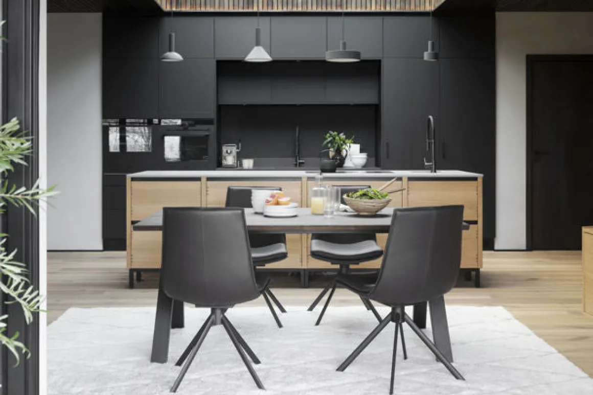Carradale matbord 170 brun ek/V-ben svart metall